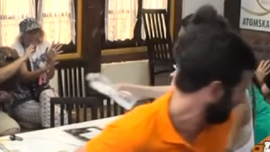 Saška Karan poliva Mikija