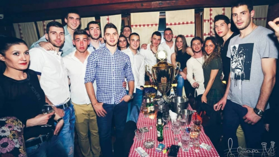 Pun sto piva,  viskija i trofeja