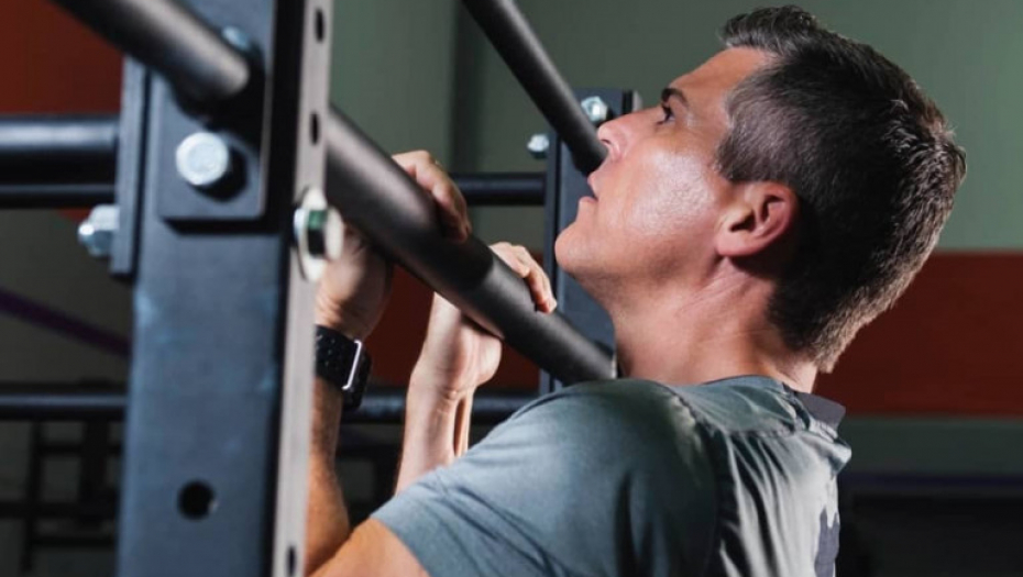 fitnes bildovanje teretana zgibovi