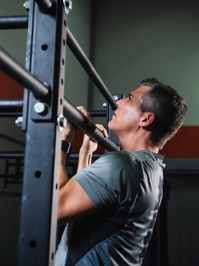 fitnes bildovanje teretana zgibovi