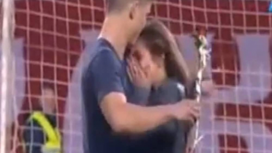 Zaprosio devojku na utakmici