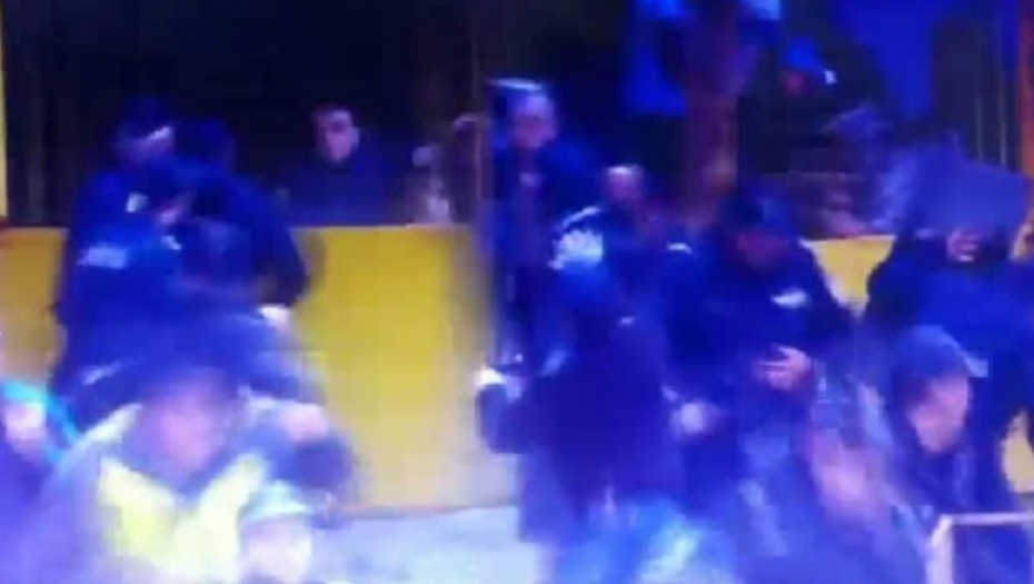 Policija beži od huligana