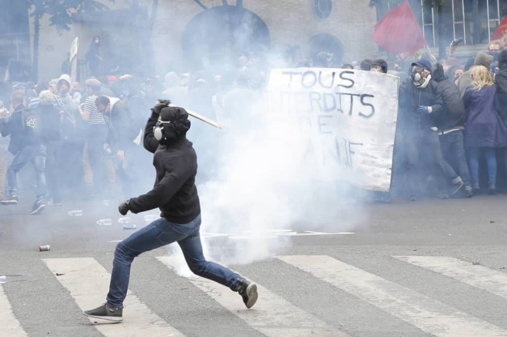 Francuska protesti suzavac