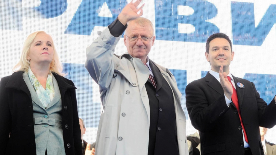 Kume, izvini, imam preča  posla!