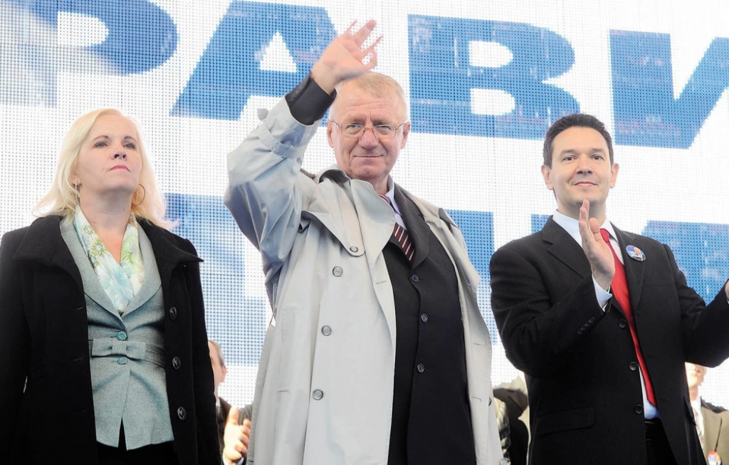 Kume, izvini, imam preča  posla!