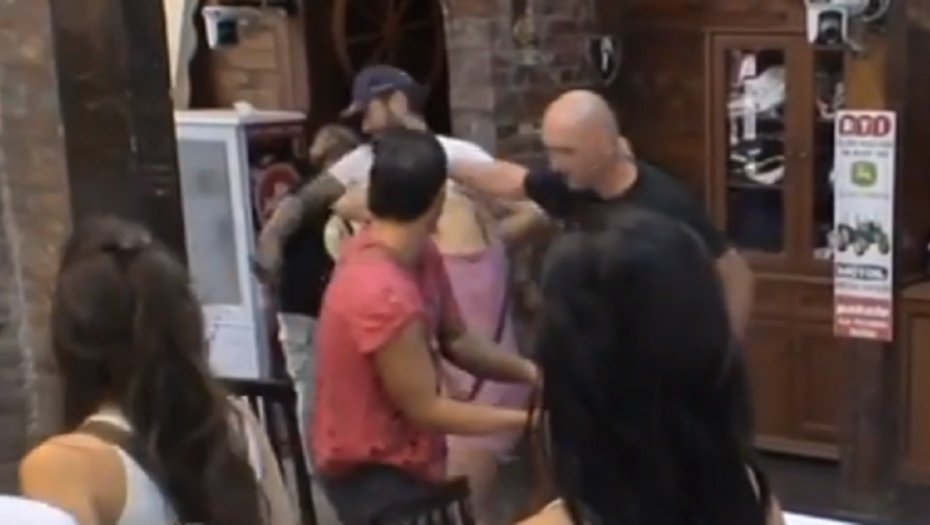 Gađanje jajima na Farmi