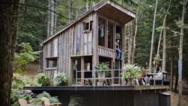 Drvena kućica u prirodi