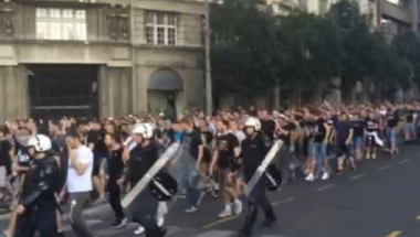 Grobari idu ka dvorani