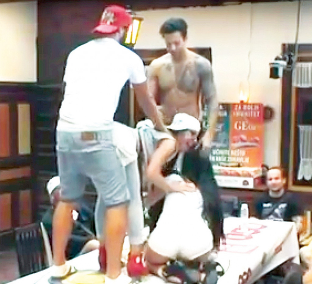 Dušica je simulirala kako oralno  zadovoljava Filip