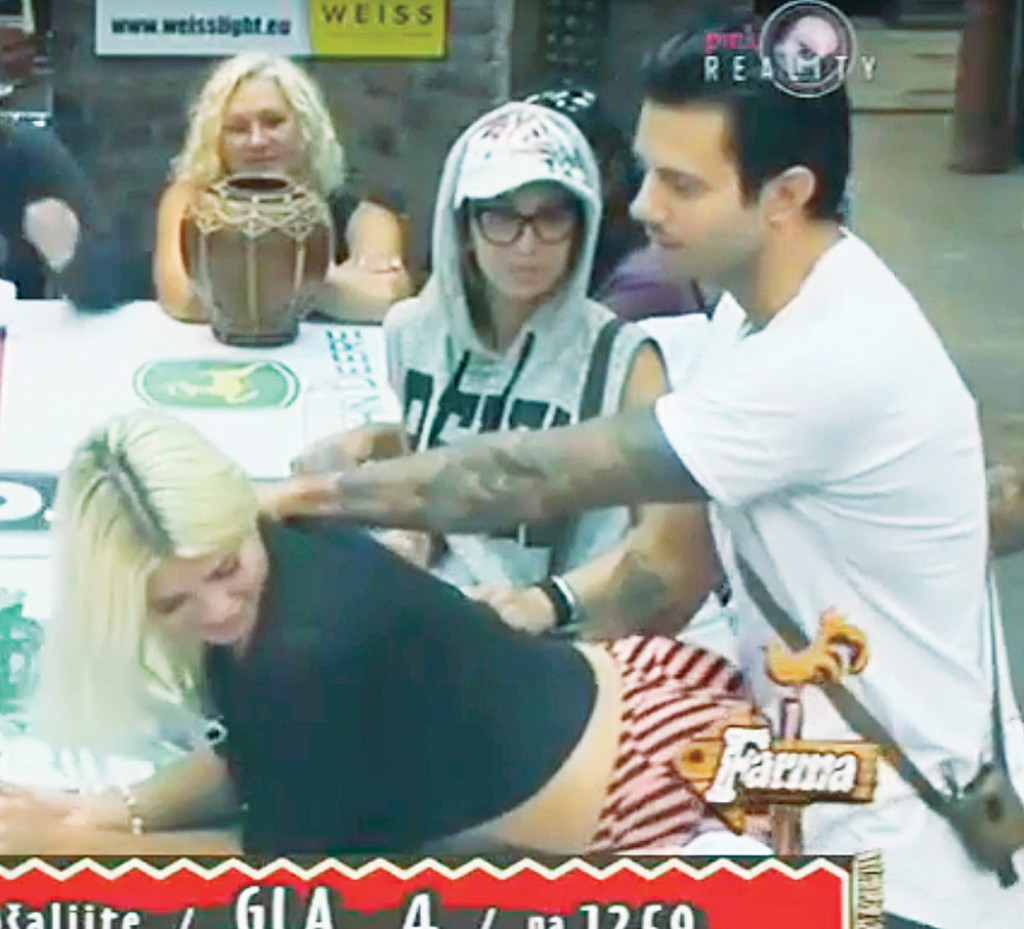 Farmeri počastili gledaoce grupnjakom na trpezarijskom stolu