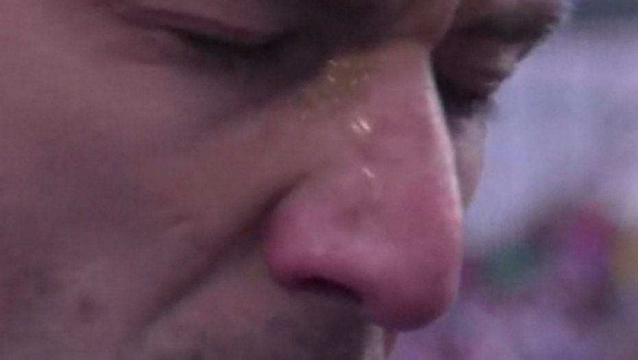 Srna plače za vreme intoniranja himne