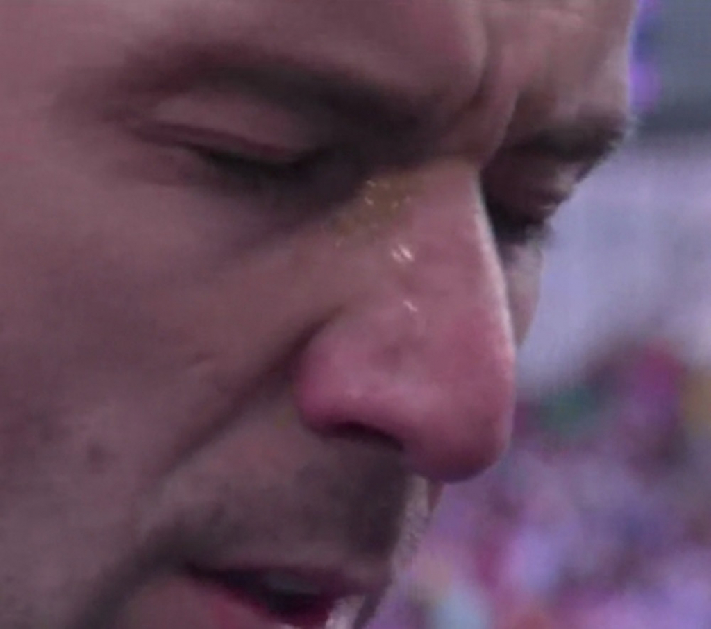 Srna plače za vreme intoniranja himne