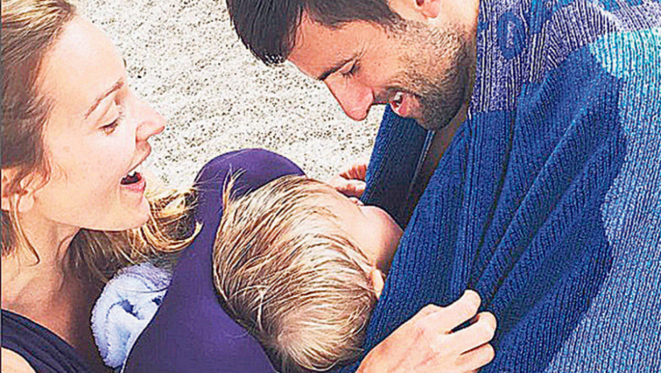 Stefan u centru pažnje:  Jelena i Novak sa sinom