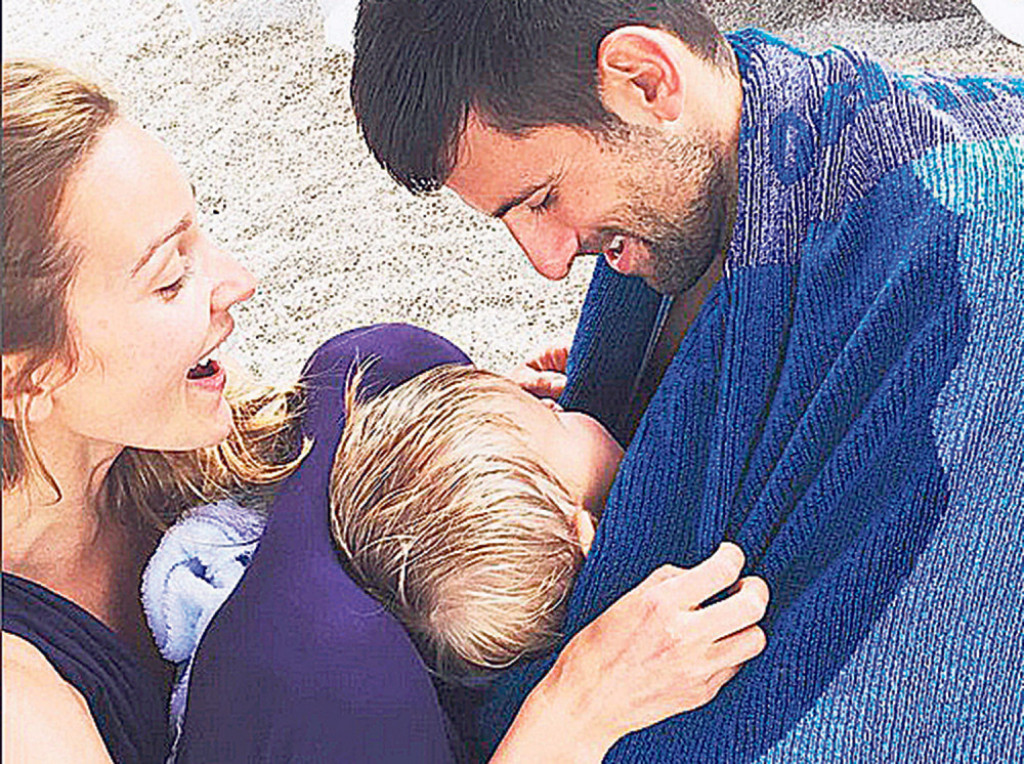 Stefan u centru pažnje:  Jelena i Novak sa sinom