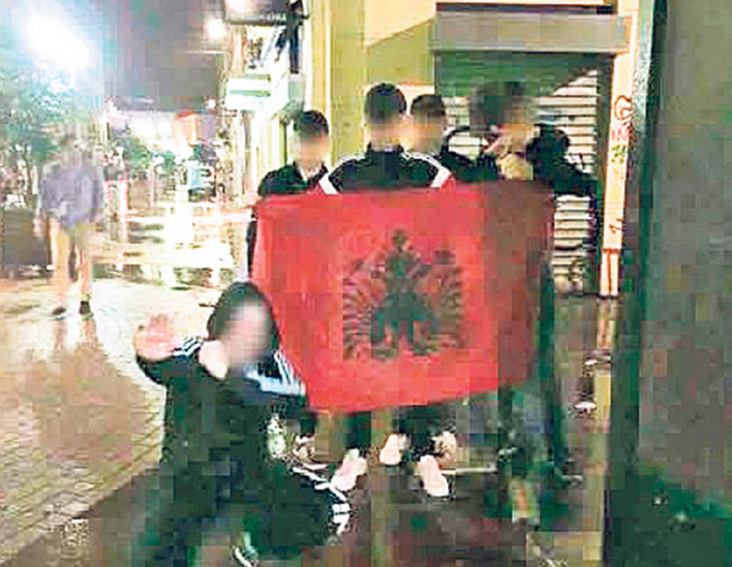 Lionci oteli Albancima zastavu!