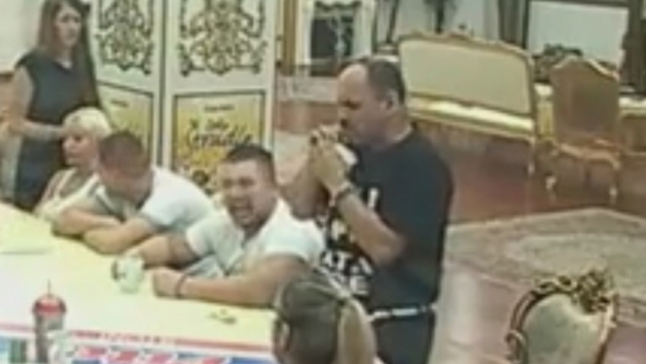 Zmaj jede koru od banane