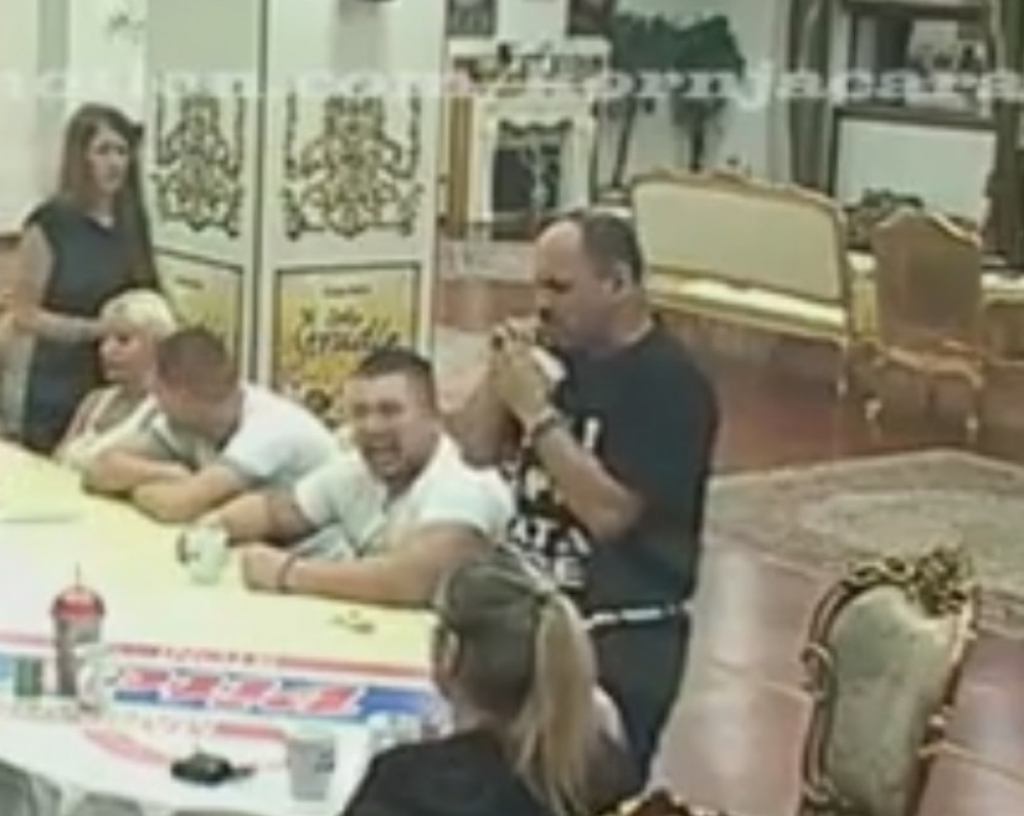 Zmaj jede koru od banane