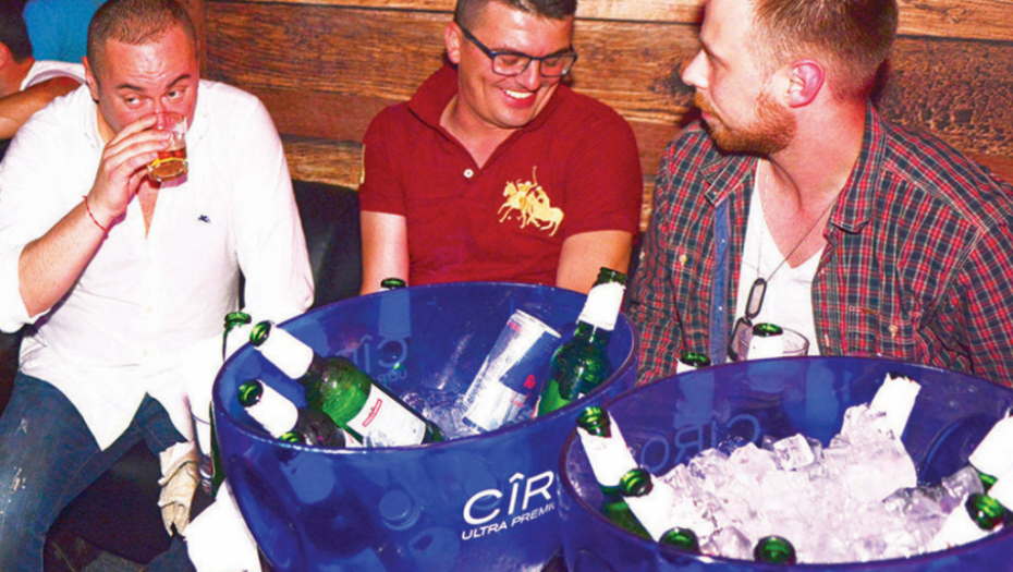 Društvo mu pravili  drugovi: Đani