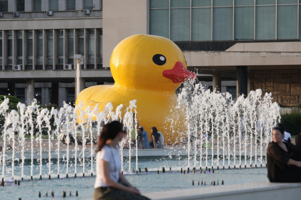 Žuta patka sa protesta Neće Proći, Beograd