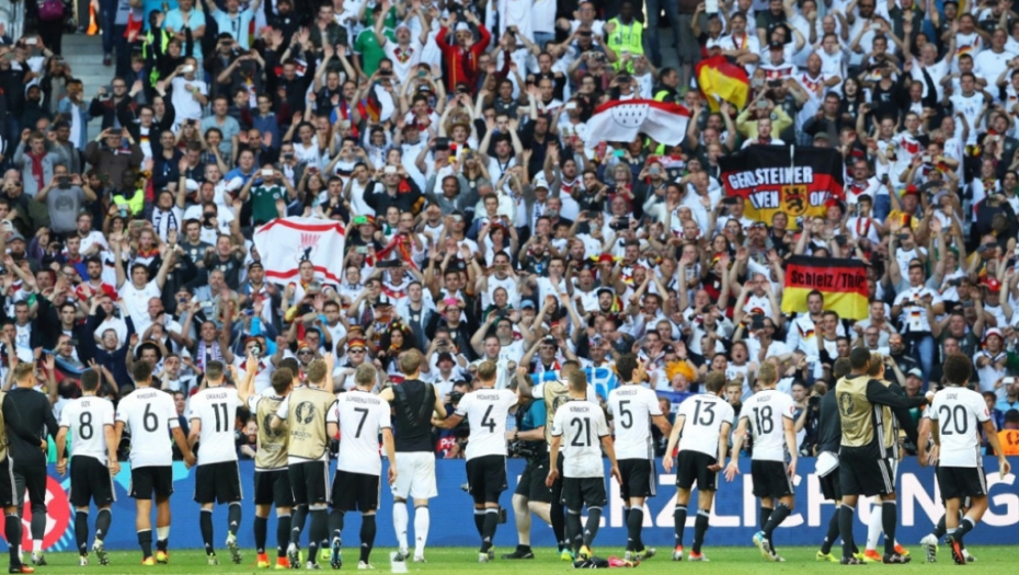 Reprezentativci Nemačke slave sa navijačima