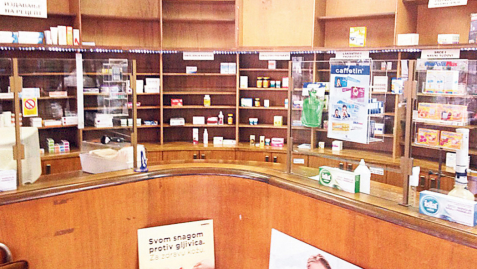 Prazni rafovi  u apotekama