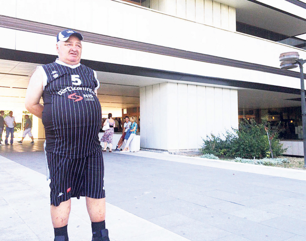 Miša Tumbas, juče ispred zdrade VMA