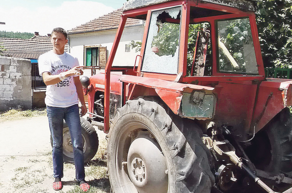 Brat Perica od muke rukom razbio staklo na traktoru