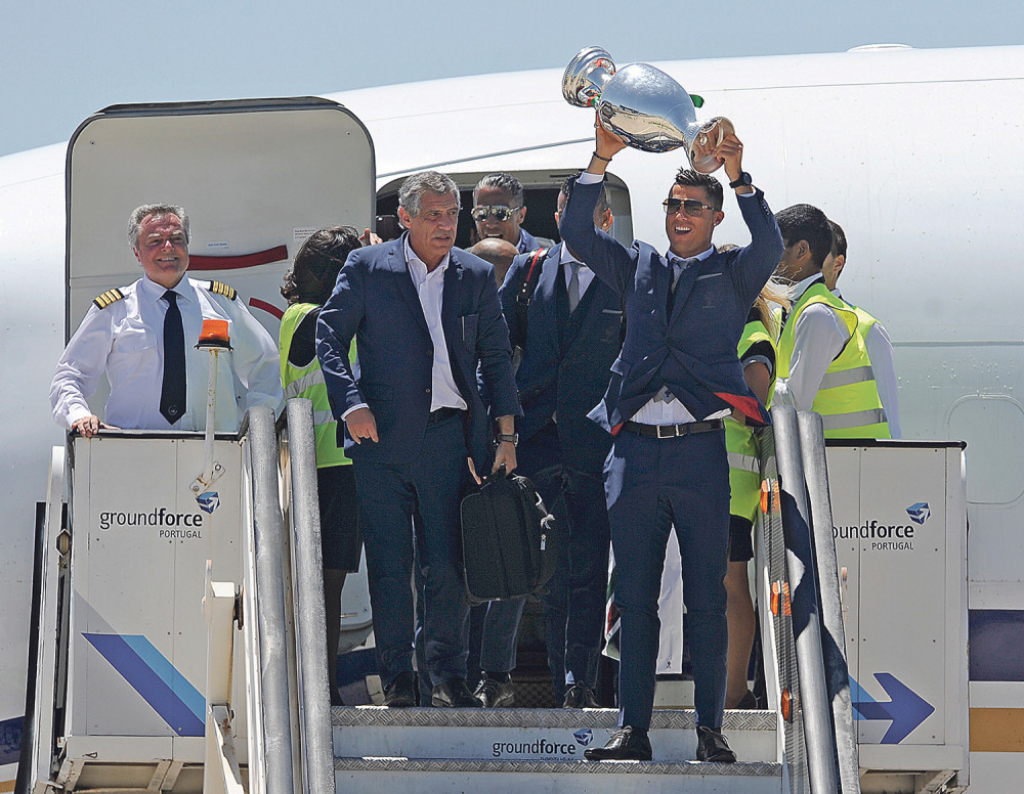Heroji nacije po  sletanju u  Lisabon