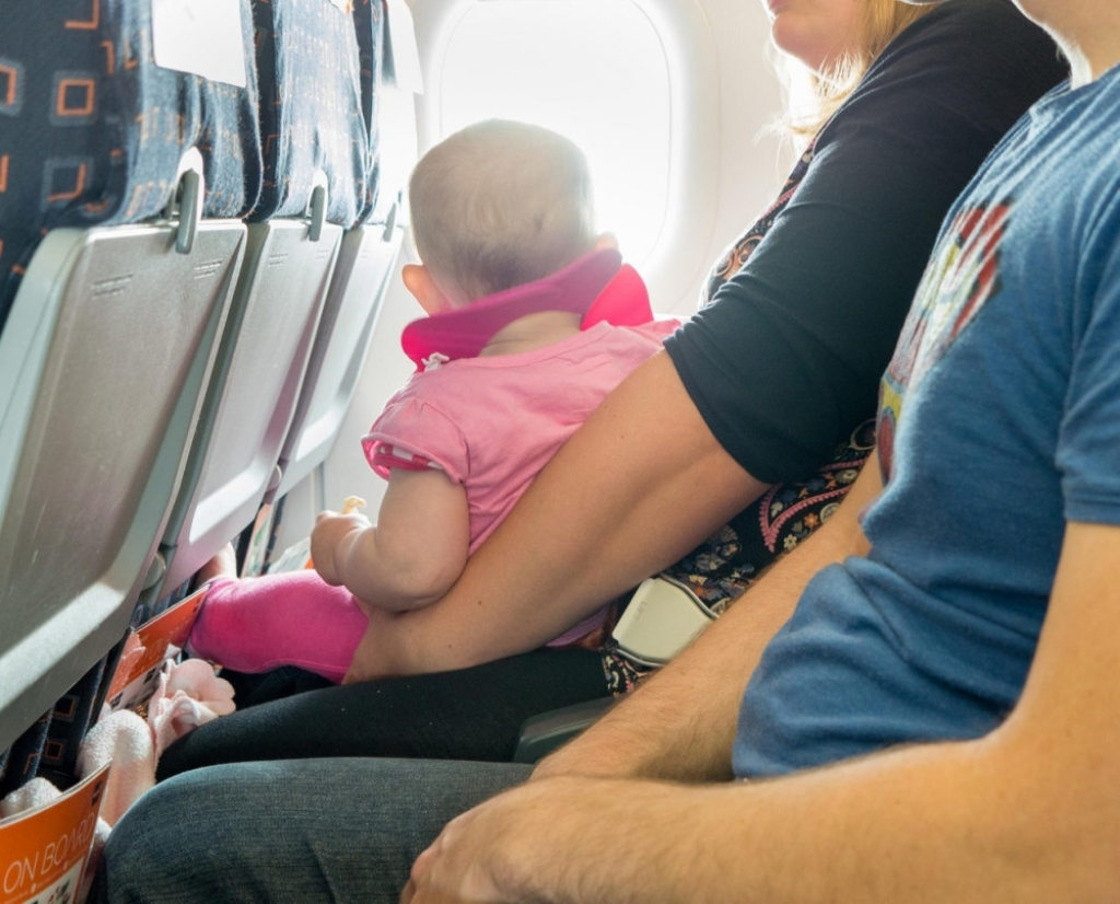 Beba u avionu