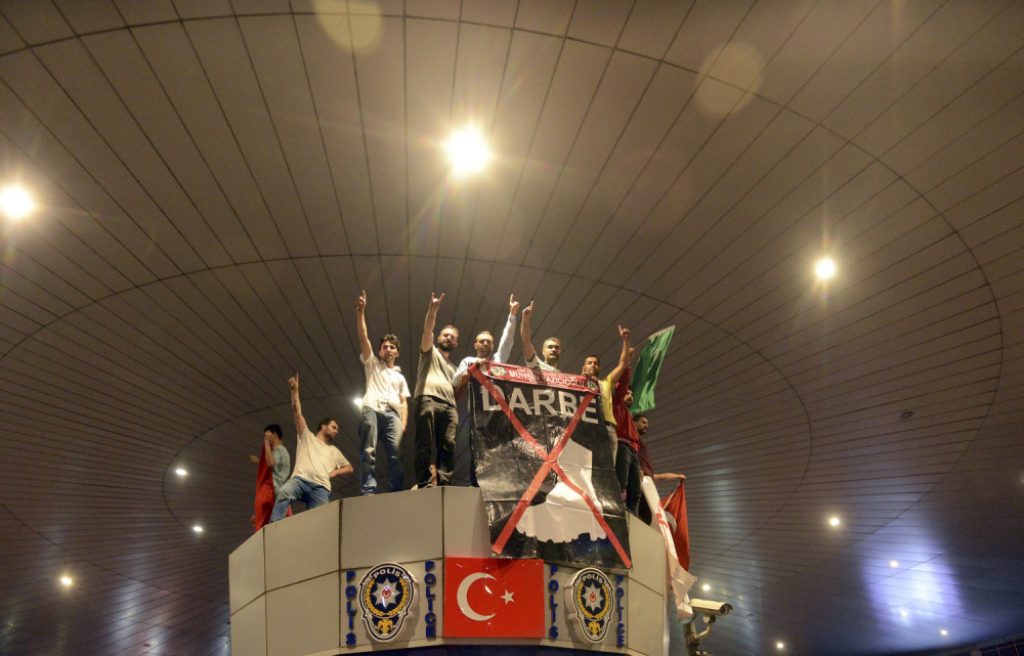Erdoganovi sledbenici slave pobedu nad pučistima