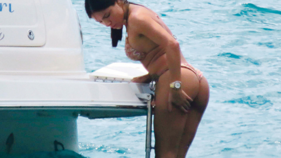 Sandra se od sunca zaštitila kremom