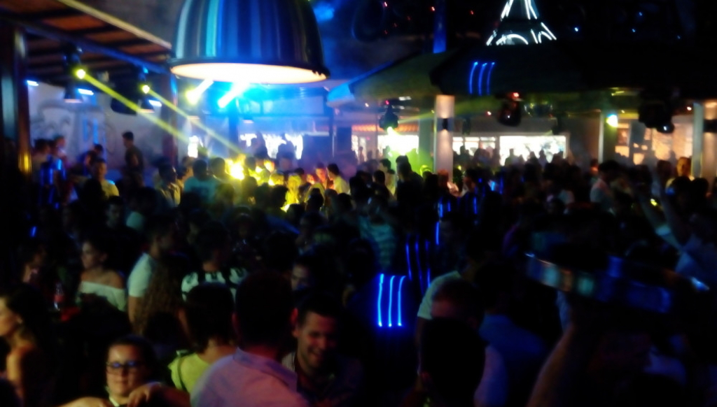 Prepuna diskoteka na nastupu Fantastik benda