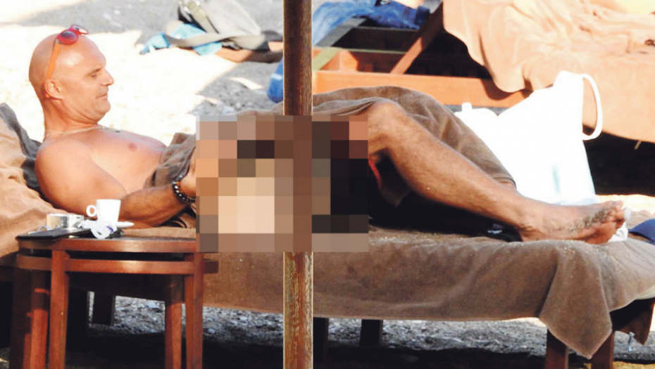 Kompozitor turiste častio pogledom na njegovo međunožje