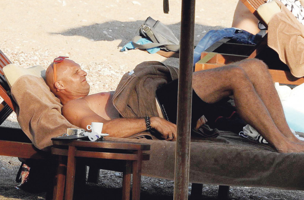 Ispod ovog  muzičara sto  đavola viri