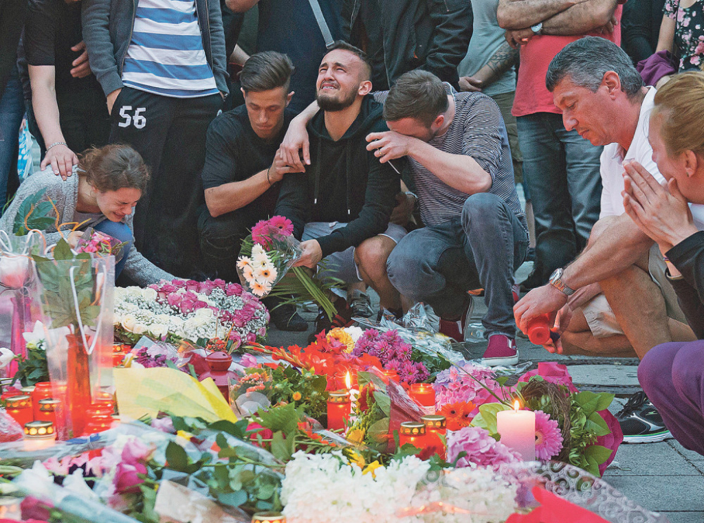 Rođaci i prijatelji  oplakuju žrtve