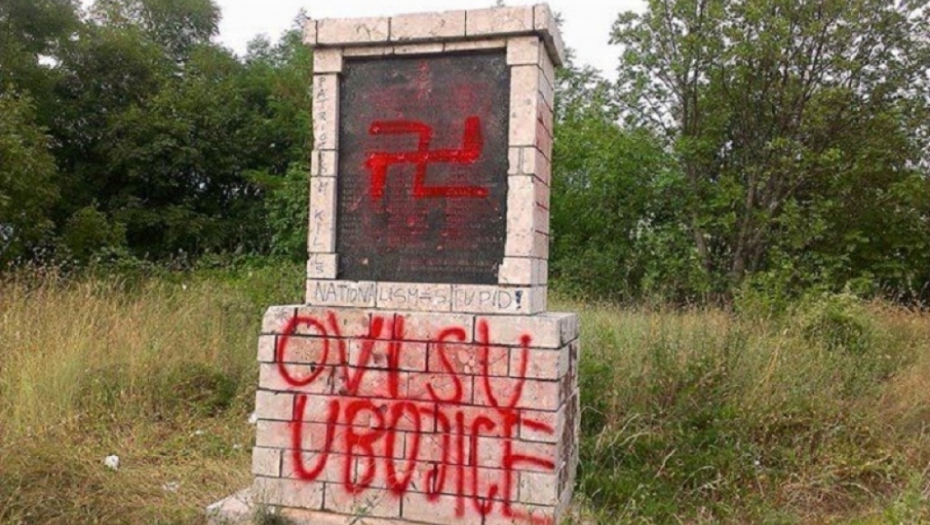 Svastika na spomeniku partizanima