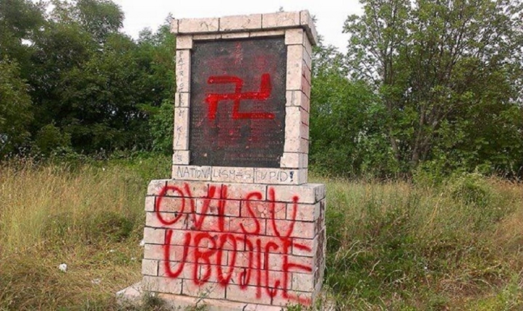Svastika na spomeniku partizanima