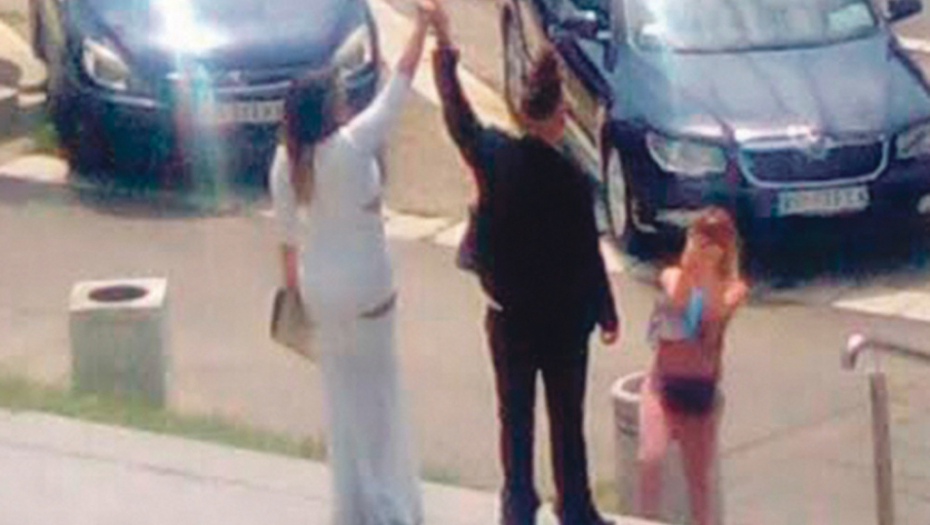 Mlada u belom,  mladoženja u  odelu i patikama