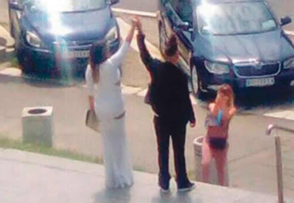 Mlada u belom,  mladoženja u  odelu i patikama