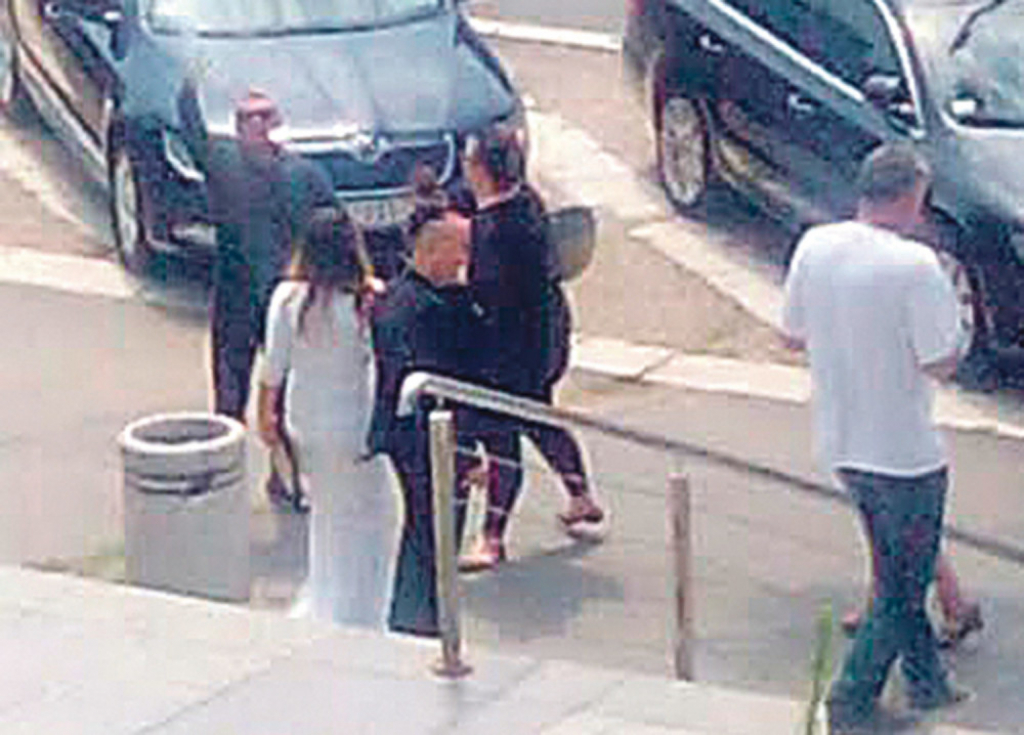 Pevačica je blistala u dugoj haljini