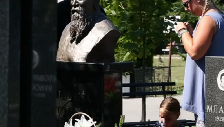 Silvana na grobu pokojnog supruga