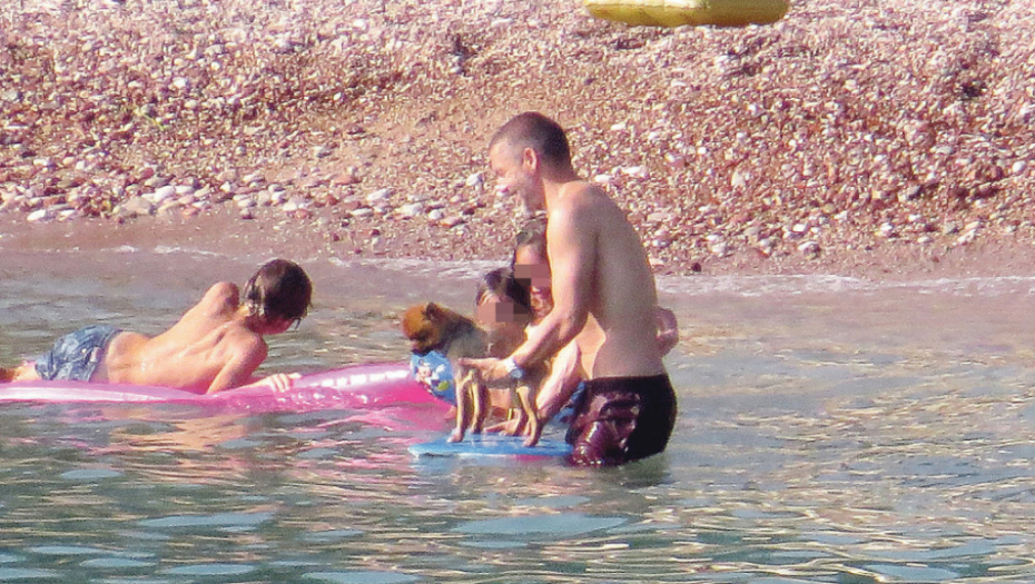 Nikola se sve vreme igrao sa kucom