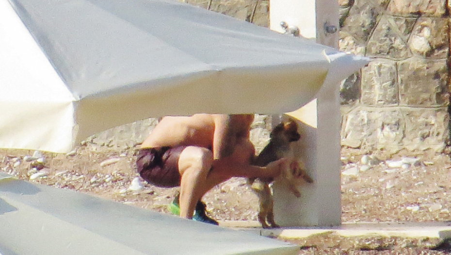 Ljubimca je  oprao i pod tušem