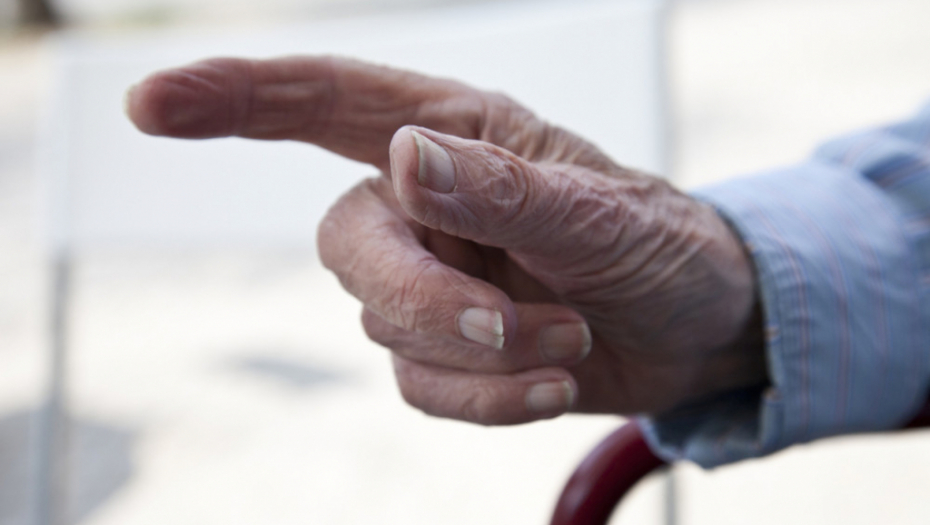 Muškarac deda starac ruka