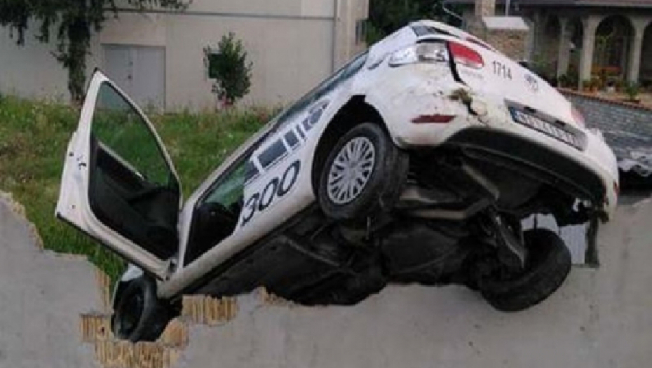 Slupano taksi vozilo