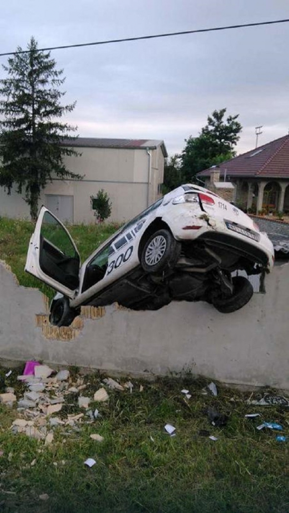 Slupano taksi vozilo