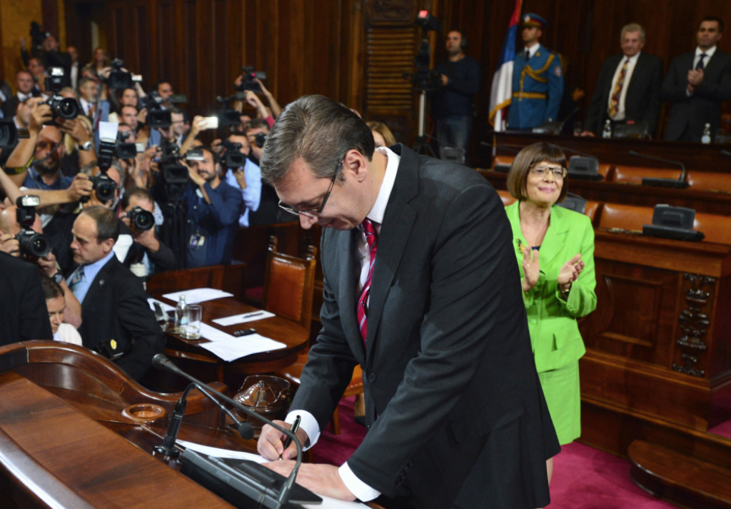 Premijer Vučić potpisuje zakletvu