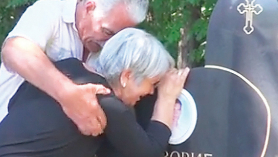 Neutešna: Spasenija Jovović kraj spomenika sinu