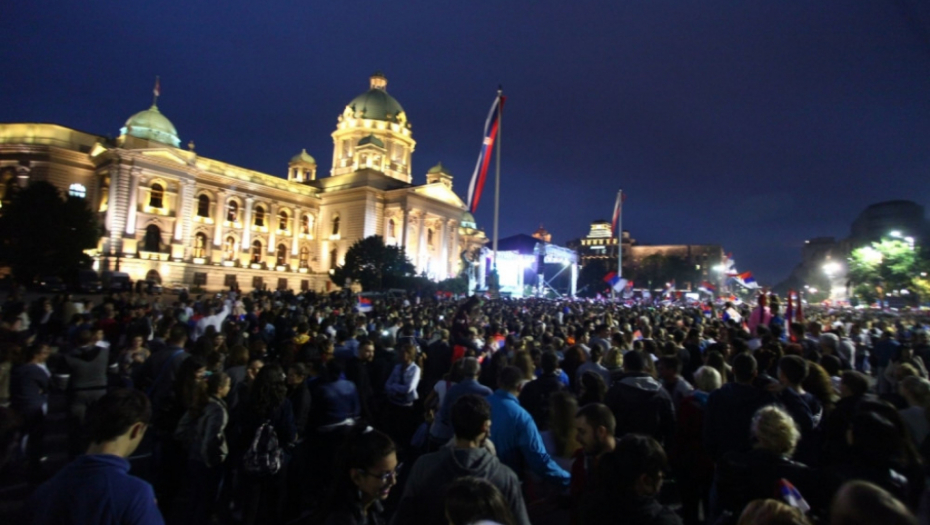 Doček ispred Skupštine