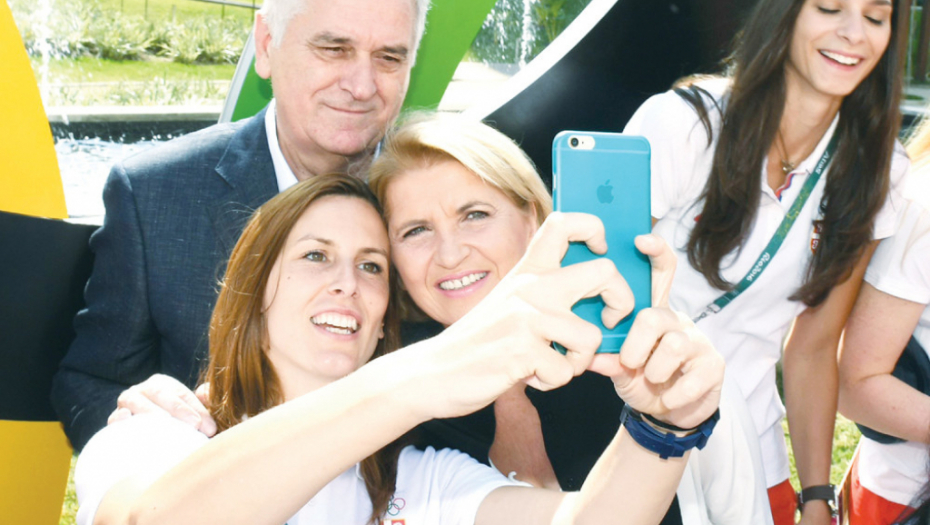 Selfi od 5.000 evra: Dragica i Tomislav Nikolić